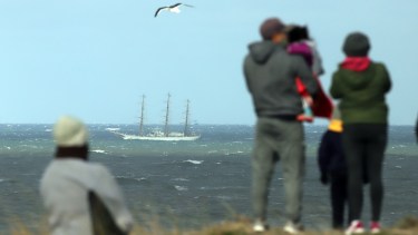 El pasado 27 de junio, la Fragata Libertad surco la costa viedmense. Foto: Marcelo Ochoa.