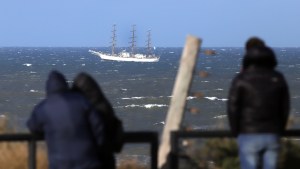 La Fragata Libertad surcó el mar de El Cóndor y brindó un homenaje a los héroes de Malvinas