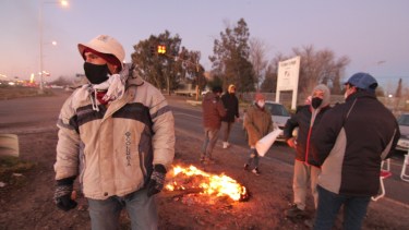 El corte se desarrolla desde la madrugada en reclamo de servicios para el barrio El Trébol de Neuquén. Foto: Oscar Livera. 