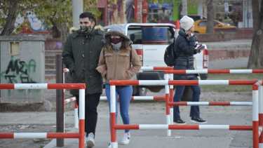 Nueva jornada fría en la región, donde la campera no es optativa. Foto Yamil Regule