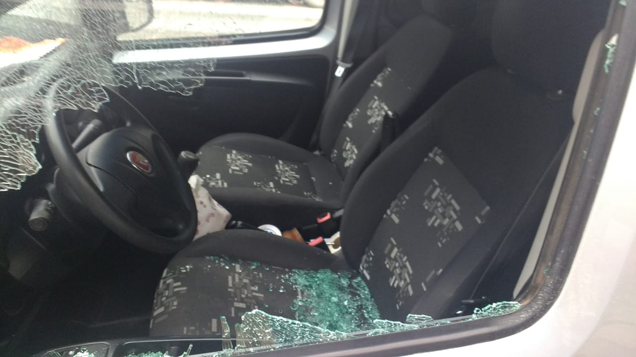 El ladrón se fue en un auto de color negro, después de romper las ventanillas. Foto: Gentileza