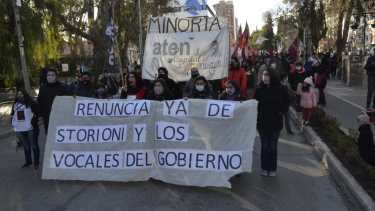 La marcha transitó por el Hospital Castro Rendón. Foto: Yamil Regules