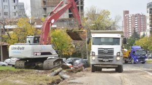 Una maniobra fallida produjo una gran pérdida de agua en el Acceso Norte en Neuquén