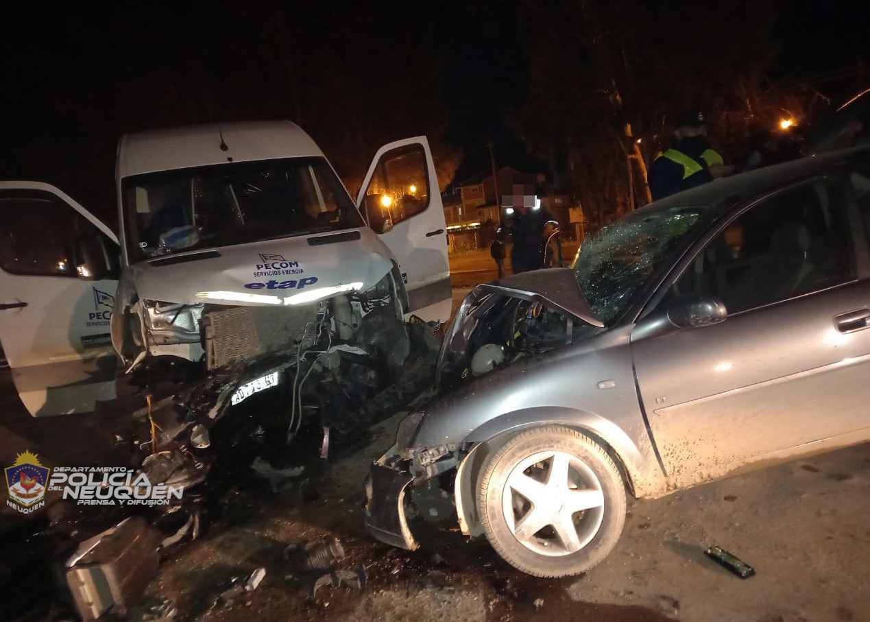 Los vehículos impactaron de frente en la Ruta 7 en Centenario. (Gentileza Policía del Neuquén)