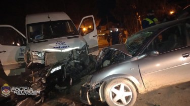 Los vehículos impactaron de frente en la Ruta 7 en Centenario. (Gentileza Policía del Neuquén)