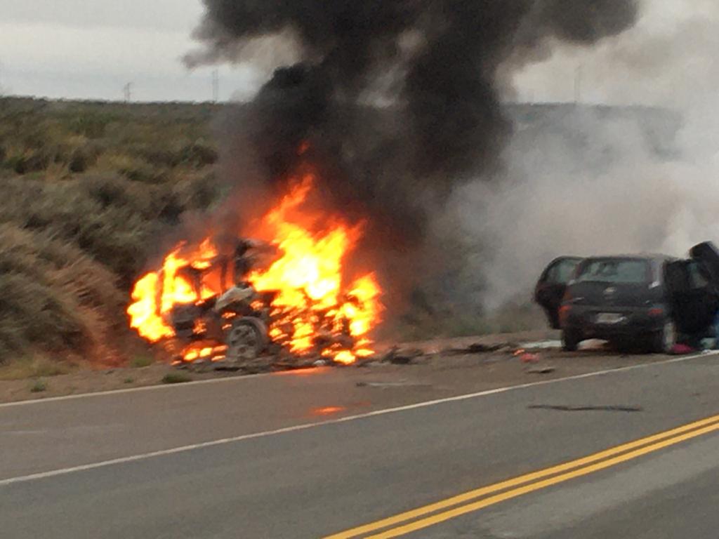 Por la violencia del impacto uno de los vehículos se incendió. (Foto Néstor Salas)