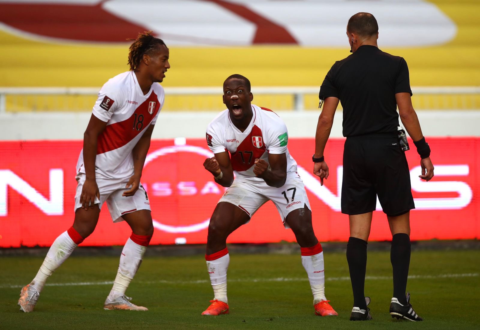 Advíncula grita el segundo gol de Perú en la victoria sobre Ecuador. 