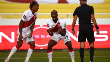 Advíncula grita el segundo gol de Perú en la victoria sobre Ecuador. 