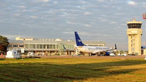 Viajaba con 430 mil dólares en la valija sin poder justificar de dónde los sacó