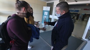 Aeropuerto de Neuquén: denuncian a 27 personas por no tener el PCR