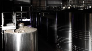 Polémico empresario juguero compró los tanques de la bodega abandonada en El Chañar