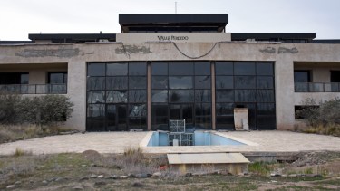 Valle Perdido. El frente del hotel de lujo y la piscina que funcionó solo un par de años. Atrás la bodega. Ambos inmuebles forman parte del predio y están abandonados desde 2017. Foto: Florencia Salto/Archivo.