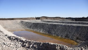 La APDH denunció penalmente a Comarsa los desechos petroleros en Neuquén capital. (Foto: Florencia Salto).