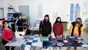 Reciclan ropa y la convierten en acolchados para donar en Neuquén