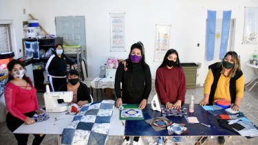 El equipo que trabaja junto a Maira. “Buscamos a la persona que realmente esté pasando por esa emergencia”, aseguró. Foto Florencia Salto.