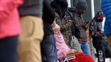 La familia, compañeros y docentes estuvieron hasta ayer afuera del hospital. (Archivo Florencia Salto).-