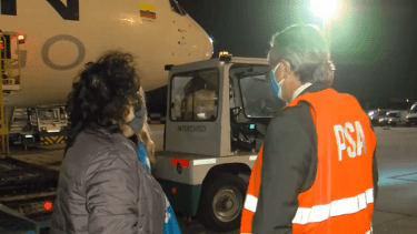 El mandatario nacional y la ministra de Salud, durante la llegada de las vacunas de AstraZeneca. 