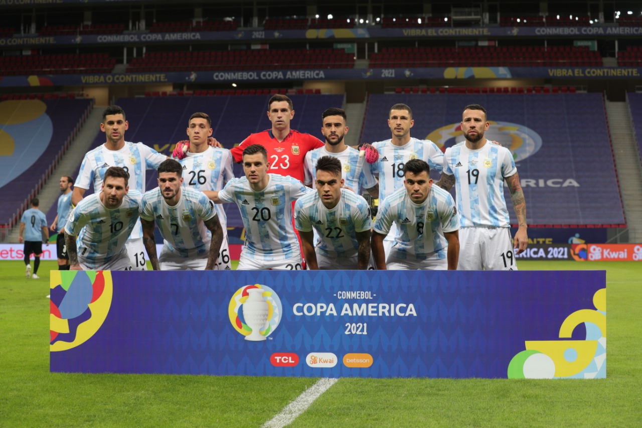 La formación de Argentina contra Uruguay tuvo varias modificaciones. De los ''históricos'' apenas dos fueron titulares: Messi y Otamendi. 
