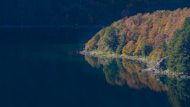 lago hermoso, reflejos del otoño, suplemento voy, san martin de los andes, 2021, mayo, patricio rodriguez