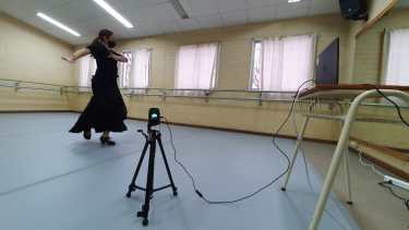 Cada aula híbrida está equipada con webcam HD, computadora, televisor y conectividad de banda ancha. (Foto: gentileza)