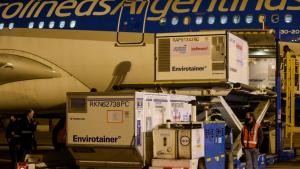 Llegaron 768.000 vacunas chinas Sinopharm, en el primero de dos vuelos de Aerolíneas