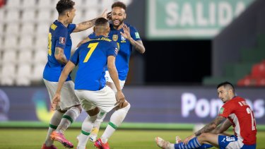 Neymar festeja la apertura del marcador junto a sus compañeros en el amanecer del partido. 