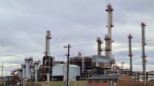 La pandemia le dio un aire a las deudas de una refinería abandonada