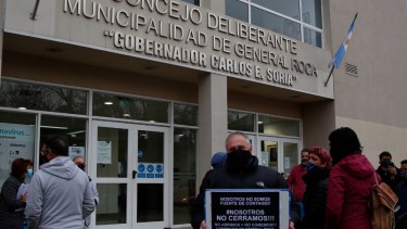 Los comerciantes se autoconvocaron esta mañana en el Juzgado de Faltas. (foto: Juan Thomes)