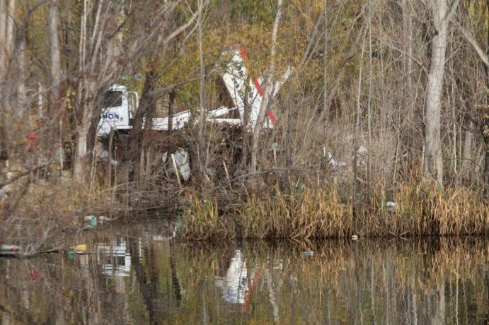 El camión fue encontrado in fraganti tirando plásticos y desechos urbanos en  la laguna (foto gentileza municipio)