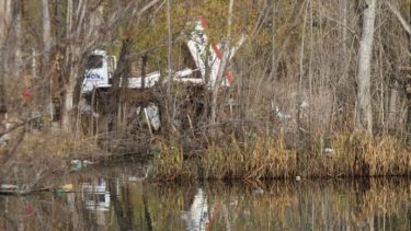 El camión fue encontrado in fraganti tirando plásticos y desechos urbanos en  la laguna (foto gentileza municipio)