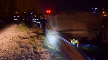 Personal de bomberos trabajó en el lugar del hallazgo. (foto: gentileza Bomberos Voluntarios)