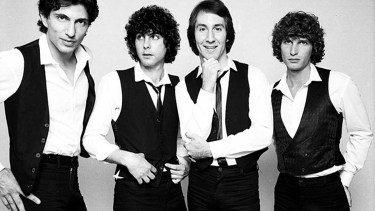 Doug Fieger, tercero desde la izquierda, cantante, guitarrista y autor de la letra de "My Sharona".