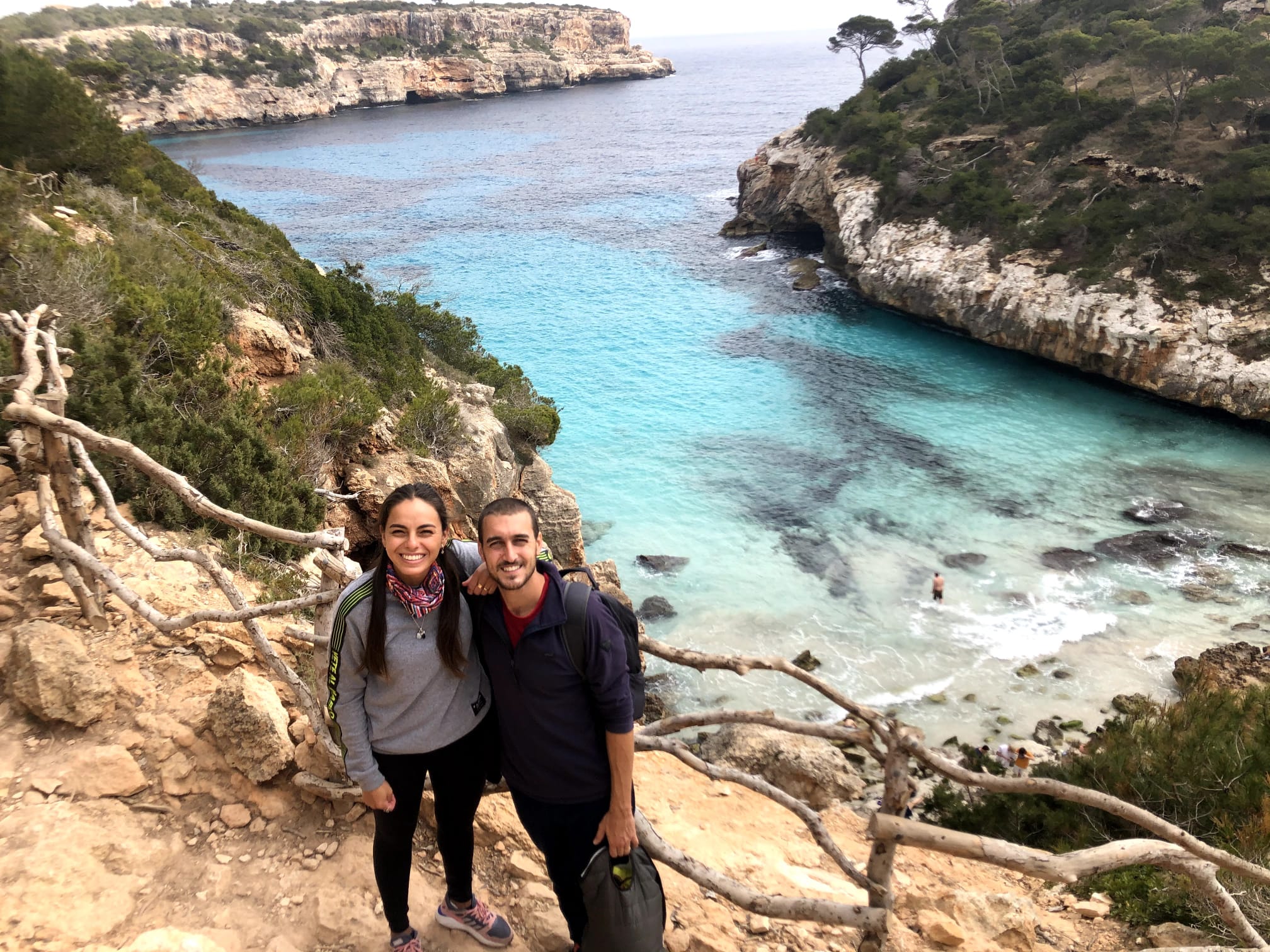 Laura y Mariano en Cala del Moro, con el Mediterráneo detrás en Mallorca. Foto: Soltar y viajar