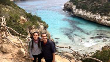 Laura y Mariano en Cala del Moro, con el Mediterráneo detrás en Mallorca. Foto: Soltar y viajar