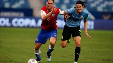 Edinson Cavani pelea por la pelota con Sierralta. La foto refleja lo que fue el partido, con un tiempo para cada uno y un justo empate. 