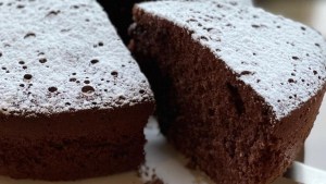 Pastel de chocolate con leche hirviendo