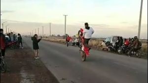 Video: en Centenario dos motociclistas hacían willy y chocaron de frente