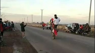 Chocaron mientras hacían maniobras en motos para "divertirse" en Centenario. (Centenario Digital)