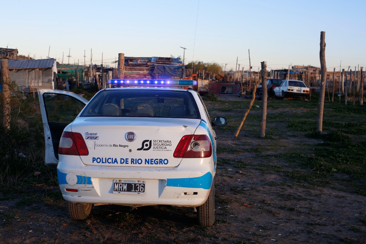 El personal de la Comisaría 21 custodiaba esta mañana la vivienda donde habría comenzado la disputa. (foto: Juan Thomes)