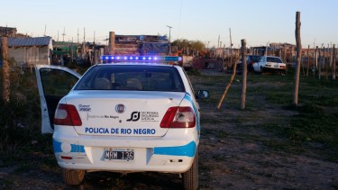 El personal de la Comisaría 21 custodiaba esta mañana la vivienda donde habría comenzado la disputa. (foto: Juan Thomes)