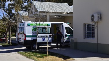En un principio la vecina fue trasladada al hospital de Huergo y luego fue derivada a un centro de mayor complejidad en Cipolletti. foto: archivo.