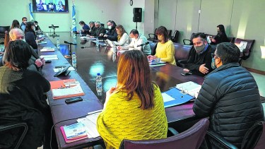 Una hora intensa de debate de los legisladores para revisar la reglamentación interna. La tensión no cede.
