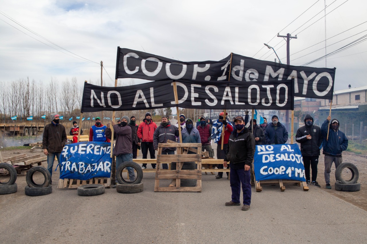 Trabajadores de la cooperativa 1° de Mayo cortaron ayer la ruta provincial 65, en el acceso al aserradero. (Foto: Juan Thomes)