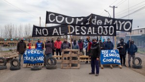 Trabajadores de una cooperativa cortan la ruta 65, en el acceso a Roca