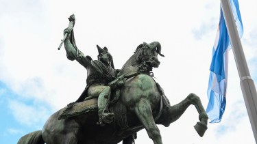 El presidente Alberto Fernández encabeza el acto por el Día de la Bandera.