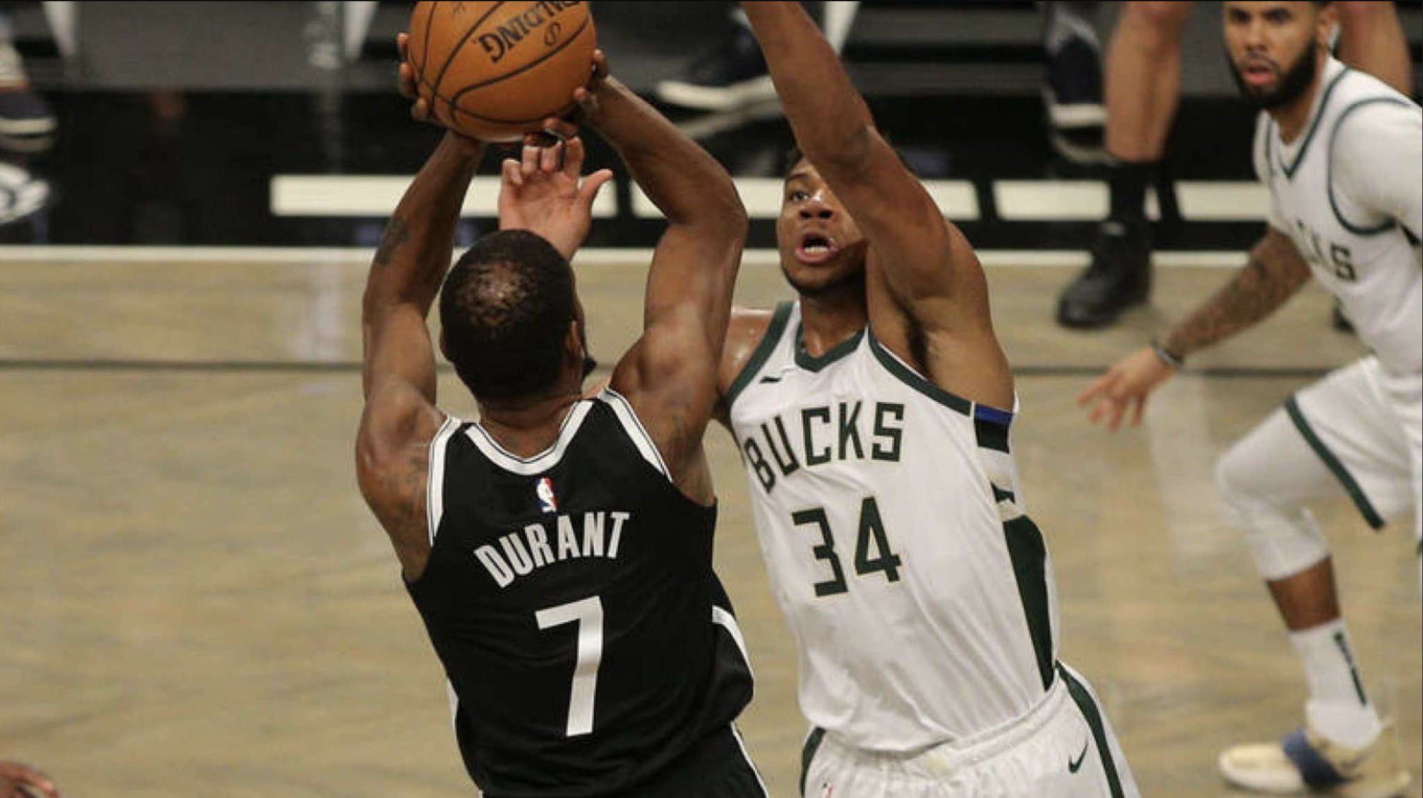 Durant fue la figura de los Nets pero no les alcanzó contra Giannis y Milwaukee. 