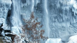 Norte neuquino: con -15°C se congeló parte de la cascada La Fragua