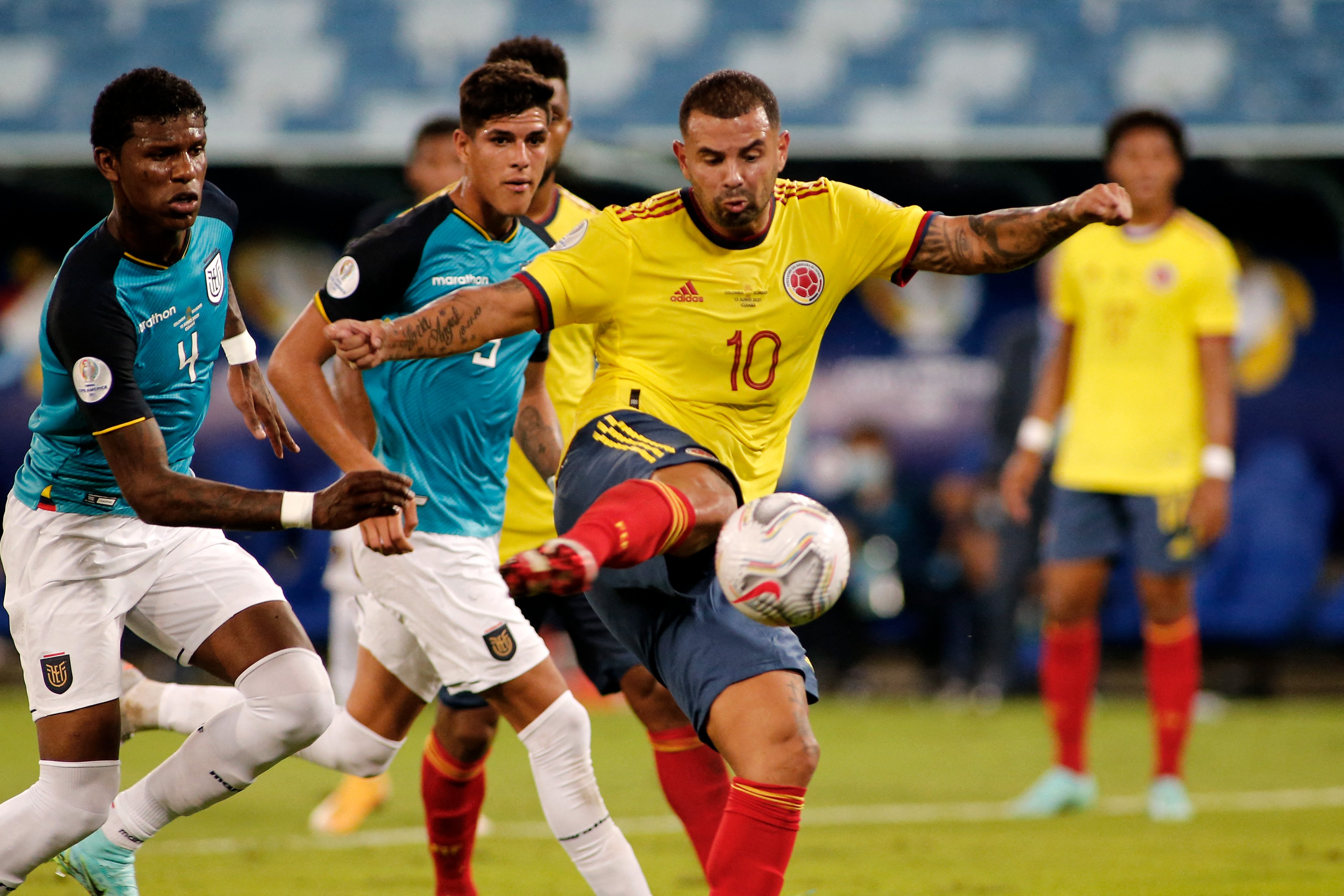 Edwin Cardona define cruzado para su selección en el debut en la Copa América que se juega en Brasil. 