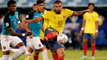 Edwin Cardona define cruzado para su selección en el debut en la Copa América que se juega en Brasil. 