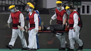 Emiliano Martínez fue retirado en camilla y con cuello ortopédico. Foto: Telam 